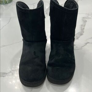 UGG Remora Black Detail Buckle Short Boot. Size 8‎